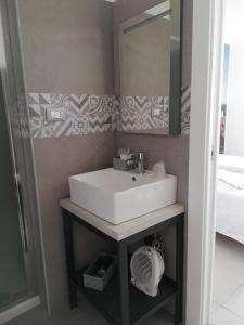 bagno con lavandino e specchio di KipoRooms a Zollino