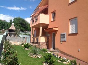 una casa con un patio delante de ella en AdriaLove, en Crikvenica