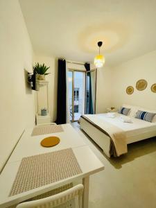 una camera con letto e tavolo di Anemos Apartments Marsala a Marsala