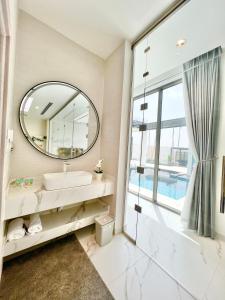 a bathroom with a sink and a mirror at Rosella Chalet in Qurayyah