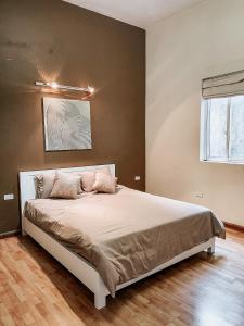 um quarto com uma cama grande num quarto em Annam The Residence - Westlake Central 2Bedrooms em Hanói