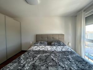 a bedroom with a bed with a black and white bedspread at Apartment Matea in Pula