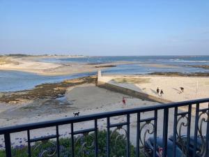 Villa Ster et Mer في Plobannalec-Lesconil: اطلالة على شاطئ فيه ناس على الرمال
