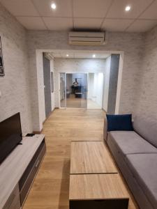 een woonkamer met een bank en een tafel bij Appartement Centre ville in Chalon-sur-Saône