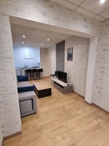 a living room with a couch and a television at Appartement Centre ville in Chalon-sur-Saône