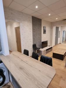 uma sala de conferências com cadeiras, uma secretária e uma televisão em Appartement Centre ville em Chalon-sur-Saône