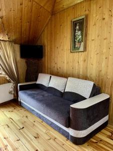 バコヴェルにあるGirskiy Prutetsの木製の壁のベッドルーム1室
