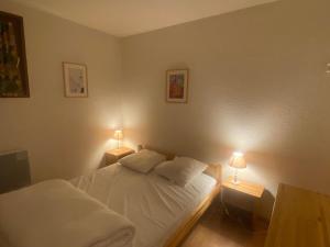 Appartement Montgenèvre, 2 pièces, 6 personnes - FR-1-445-99にあるベッド