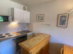 Appartement Montgenèvre, 2 pièces, 6 personnes - FR-1-445-99にあるキッチンまたは簡易キッチン