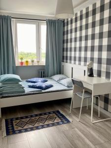 1 dormitorio con cama, mesa y escritorio en Super Punkt Żabianka /Sopot, en Gdansk