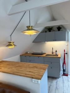 Kuchyň nebo kuchyňský kout v ubytování Loftlejlighed i centrum