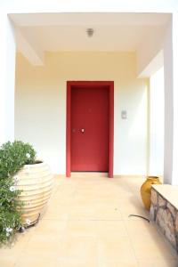 歌科斯的住宿－The Sea Star - Korfos Sea View Villa，大楼中间的红门