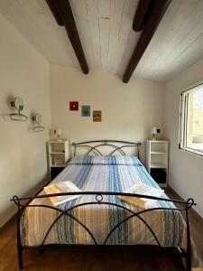 una camera con un letto di Darsena b&b tra arte e mare a Ravenna