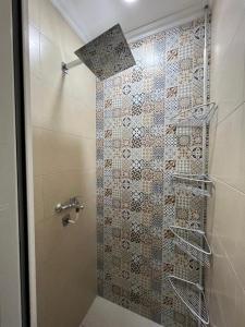 baño con ducha y puerta de cristal en Dar Diafa, en Agadir
