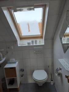 baño con aseo y ventana en Ferienwohnung Tölle en Bad Rehburg