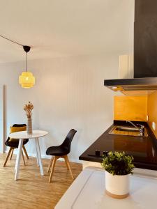 una cucina con tavolo e piano cottura di Stadthaus Neckarsulm serviced apartments - Stadthaus Schrade a Neckarsulm