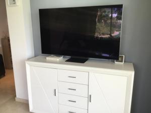 Telewizja i/lub zestaw kina domowego w obiekcie Alcazaba Blue Lagoon 3 bedroom, Ground floor Apartment