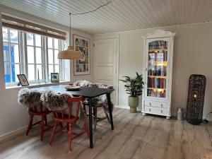 comedor con mesa y algunas sillas en Charmerende stue lejlighed i centrum en Ringkøbing