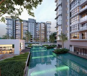 ein Bild eines Apartmentkomplexes mit einem Pool in der Unterkunft 1 Dream Home @ Utropolis Studio 4星级简单舒适享受漂亮夜景和泳池 in Shah Alam