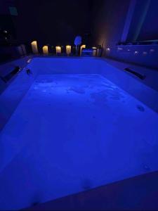 Bazén v ubytování Sublime appartement Calme Cosy & Jacuzzi nebo v jeho okolí
