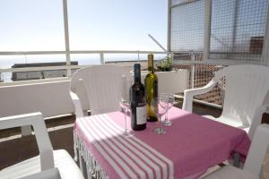 a table with two bottles of wine and two glasses at Glendza Apartman in Ulcinj +5 photos