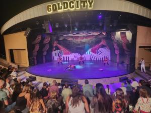 Eine Menge Leute beobachten Leute auf einer Bühne in der Unterkunft Luxery suite GOLDCITY GOLD CITY Alanya in Alanya