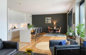 ein Wohnzimmer mit einem Sofa und einem Tisch sowie eine Küche in der Unterkunft Amazing Apartment In lesund With Kitchen in Ålesund