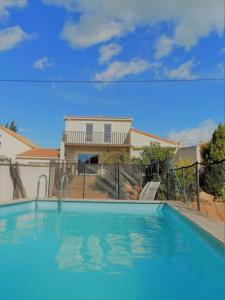 une grande piscine bleue devant une maison dans l'établissement Grande villa neuve avec piscine près mer et Sète, à Balaruc-les-Bains