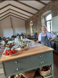 een vrouw aan een aanrecht in een keuken bij Quinta do Passal in Arega