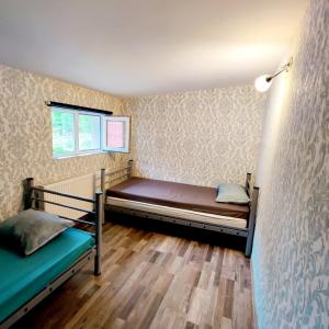 sypialnia z 2 łóżkami piętrowymi i oknem w obiekcie Hostel Monument w Bukareszcie