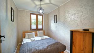 a bedroom with a bed with two towels on it at Apartamenty EverySky - Nad Łomnicą 14A-B in Karpacz