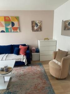 uma sala de estar com um sofá e uma cadeira em Jessi home em Limeil-Brévannes