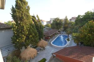 an overhead view of a swimming pool with tables and umbrellas at Atlantic Complex Ravda in Ravda