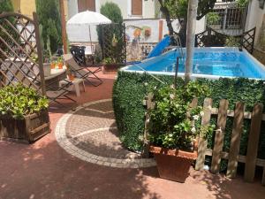 un patio trasero con una piscina con plantas y una valla en Tabor 1 casa vacanza in villa, en Nápoles