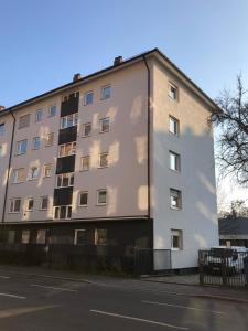 ein hohes weißes Gebäude an der Straßenseite in der Unterkunft FeWo Nürnberg City in Nürnberg