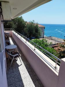 Un balcón con sillas y vista al mar. en Cosy Apartment in Ulcinj with Sea View - 40 m², en Ulcinj 8 fotos más