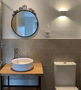 的住宿－Casa Lina，一间带水槽、镜子和卫生间的浴室