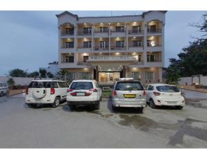 een groep auto's geparkeerd voor een hotel bij Vishal Hotel, Katra in Katra