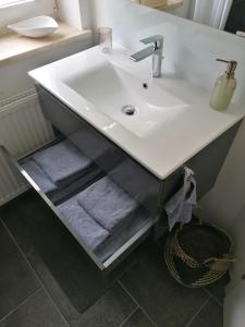 baño con lavabo y toallas púrpuras en Appartment Nocksteinblick, en Guggenthal