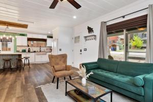 ein Wohnzimmer mit einem grünen Sofa und einer Küche in der Unterkunft 2314-La Suegra's Cabaña, chalet in Big Bear City