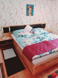 a bedroom with a bed and a table with a picture on the wall at Gemütliche 3 Zimmer-Ferienwohnung in Langelsheim