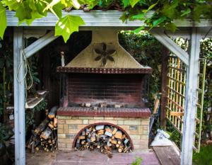 una chimenea de ladrillo en un jardín con techo en Platamon village house, en Platamonas