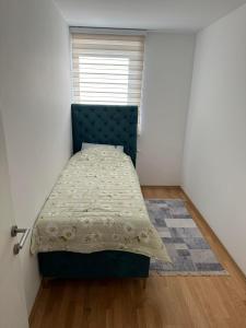 - une chambre avec un lit dans une pièce dotée d'une fenêtre dans l'établissement Luxury apartments - Otoka Sarajevo, à Sarajevo