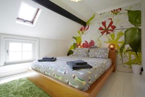 a bedroom with a bed with a flower wall at Central Harrogate Townhouse - HIC Bottom of road! in Harrogate