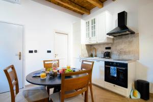 een keuken met een tafel en een fornuis top oven bij Apartments Allegra in Sinj