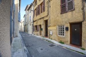 een lege straat in een steeg met gebouwen bij Appart cosy Avignon intra-muros - WIFI TV Netflix in Avignon
