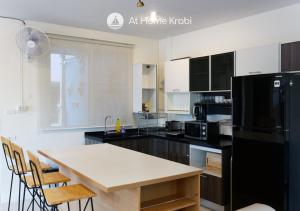 Η κουζίνα ή μικρή κουζίνα στο Ao Nang Mountain View Pool Villa