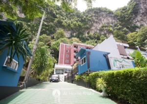 Ao Nang Mountain View Pool Villa في شاطيء آونانغ: شارع في بوسيتانو فيه بيوت وجبل