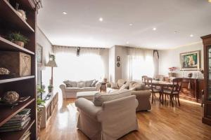 sala de estar con sofá y comedor en Apartamento + parking en el centro de Cartagena en Cartagena
