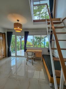 un salon avec un escalier et un bureau dans l'établissement Haadson Resort & Koh Raham, à Haad Son